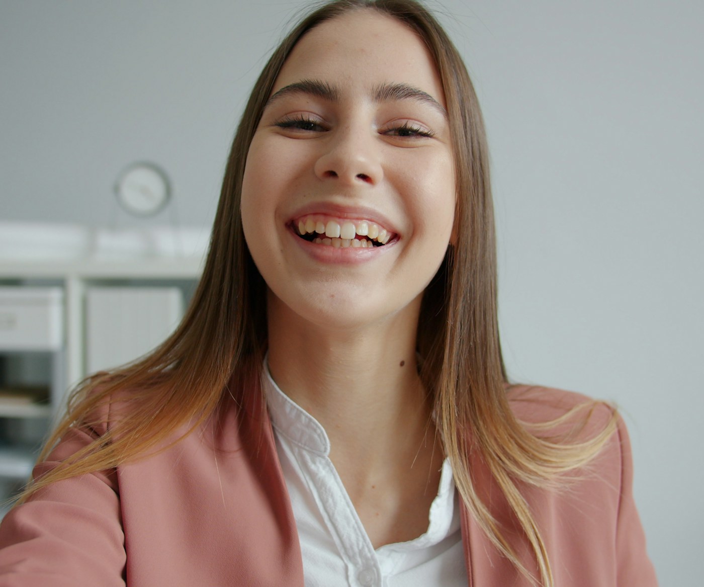 Femme souriante regardant l’objectif